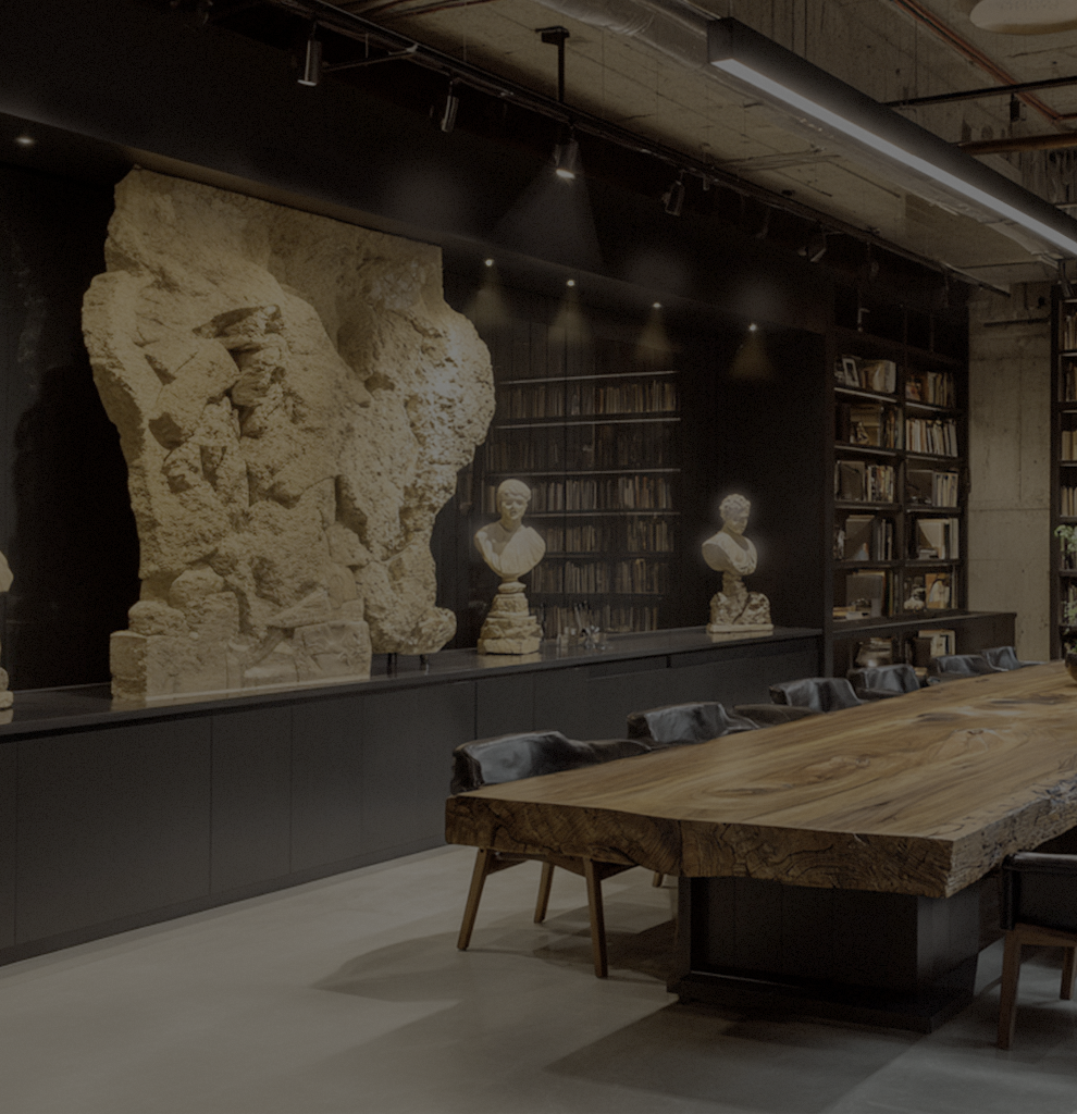 Espaço sofisticado de alto padrão com spotlights direcionais e iluminação de destaque em esculturas